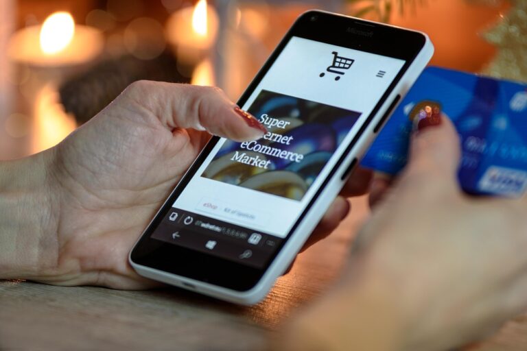 Persoon die een geboortedatum invult op een laptop bij een online webshop