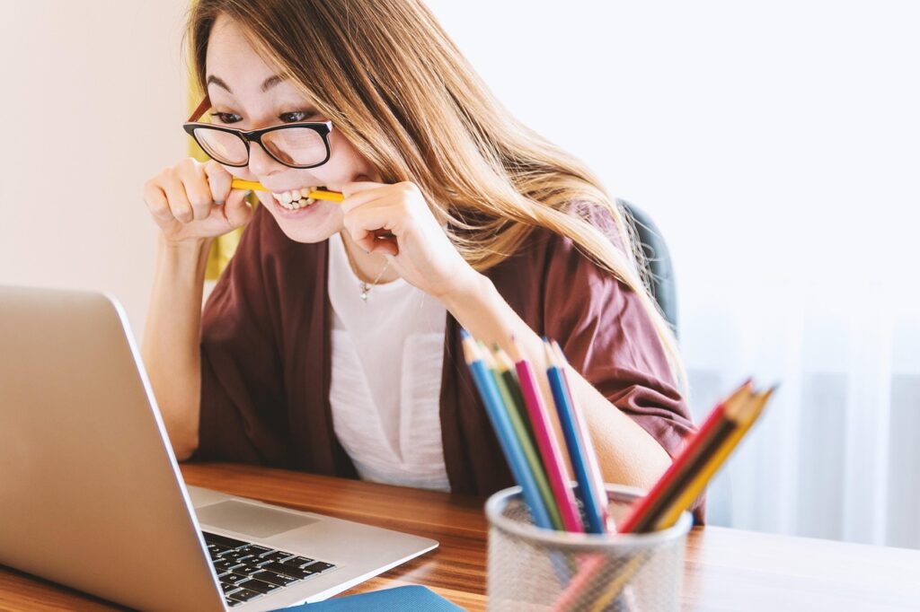 Persoon vult een contactformulier in op een laptop
