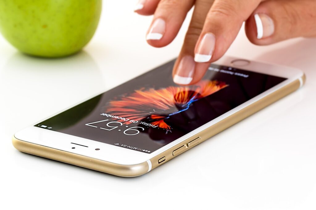 Smartphone met privacy-instellingen van een mobiele app op het scherm